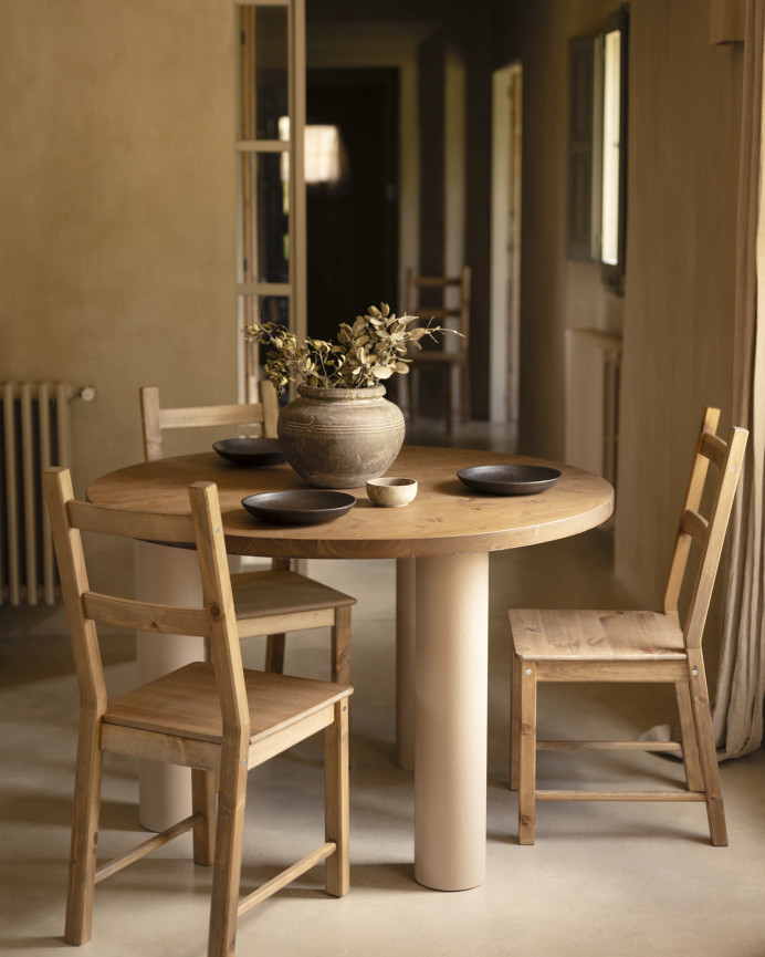 Tavolo da pranzo rotondo in legno massello di tono rovere scuro e gambe in microcemento di tono terra di varie dimensioni