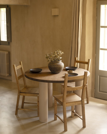 Tavolo da pranzo rotondo in legno massello di tono rovere scuro e gambe in microcemento di tono terra di varie dimensioni