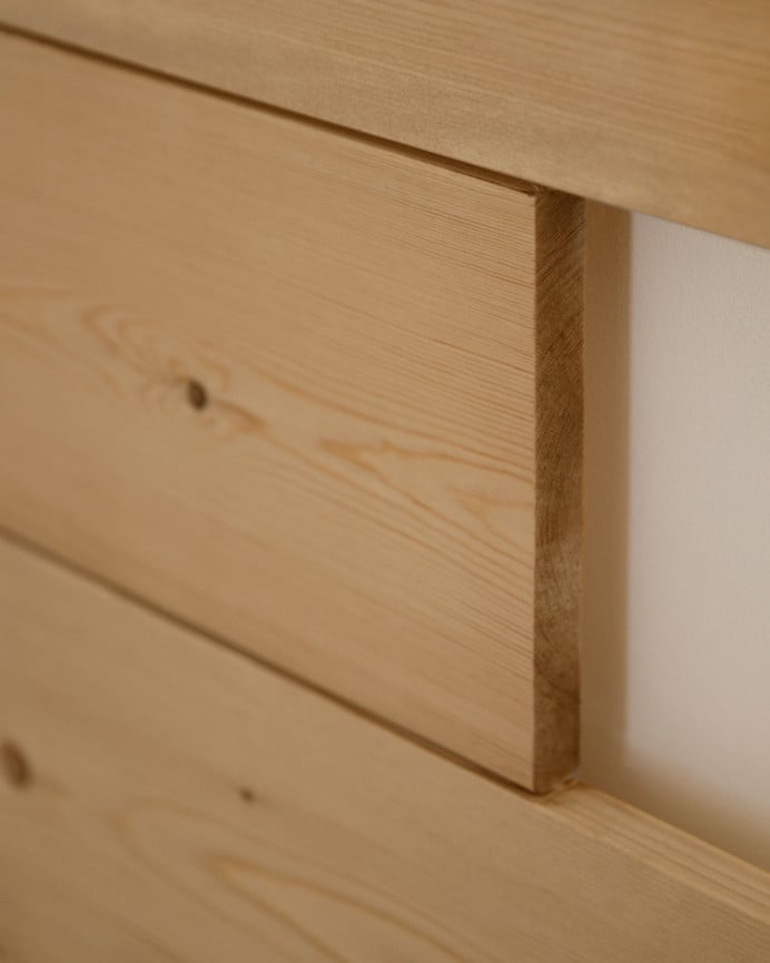 Testata di letto in legno massello asimmetrico in tono di rovere medio di varie dimensioni.