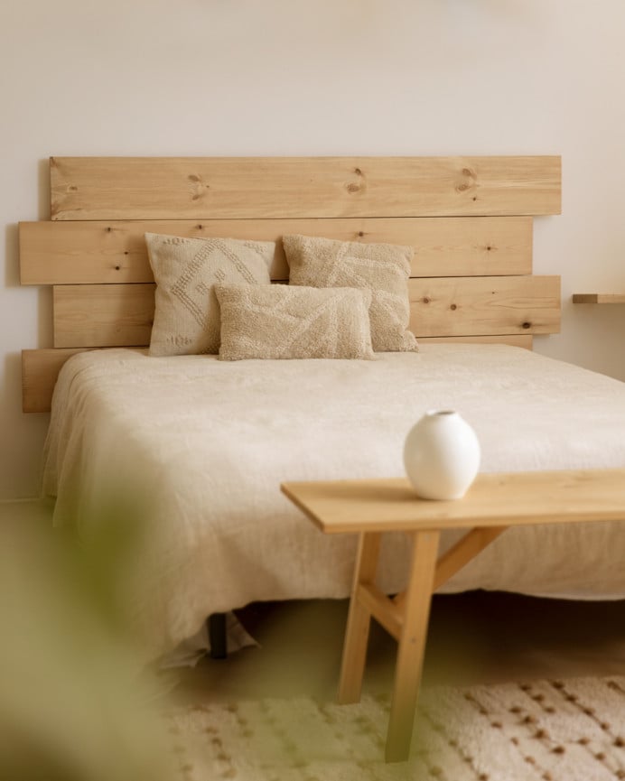 Testata di letto in legno massello asimmetrico in tono di rovere medio di varie dimensioni.