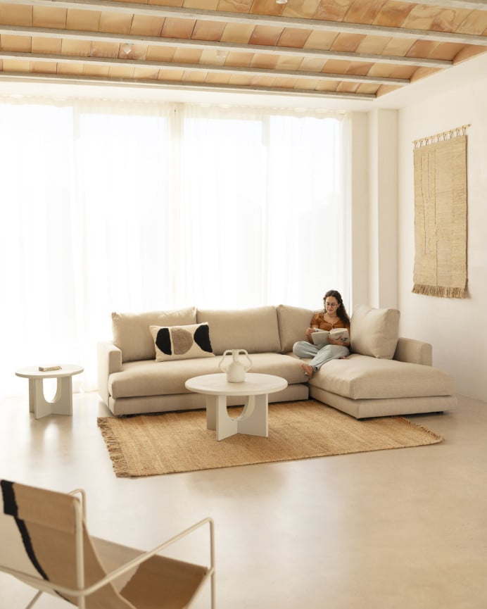 Divano con chaise longue in tono beige di diverse misure