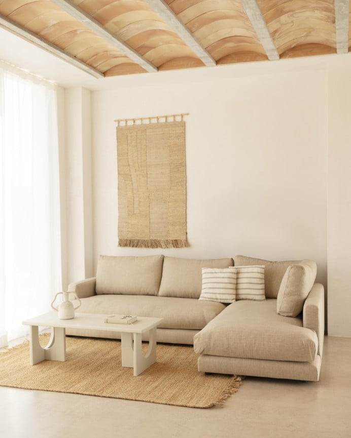 Divano con chaise longue in tono beige di diverse misure