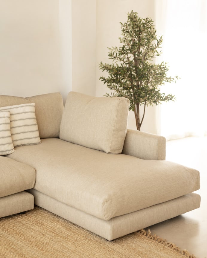 Divano con chaise longue in tono beige di diverse misure