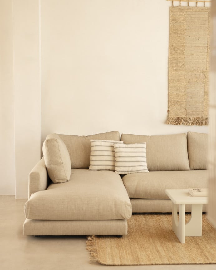 Divano con chaise longue in tono beige di diverse misure