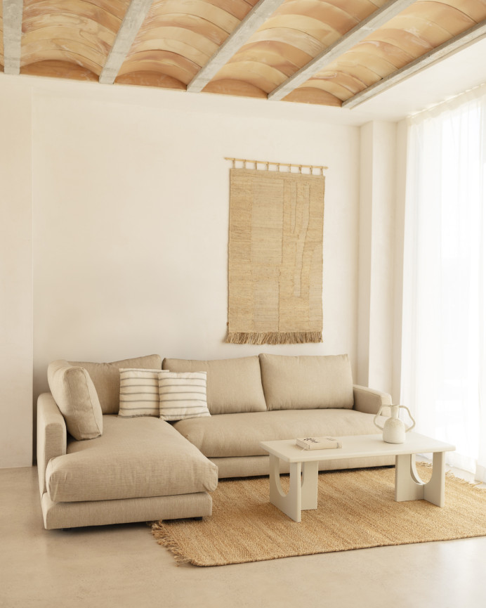 Divano con chaise longue in tono beige di diverse misure