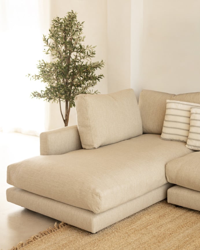 Divano con chaise longue in tono beige di diverse misure