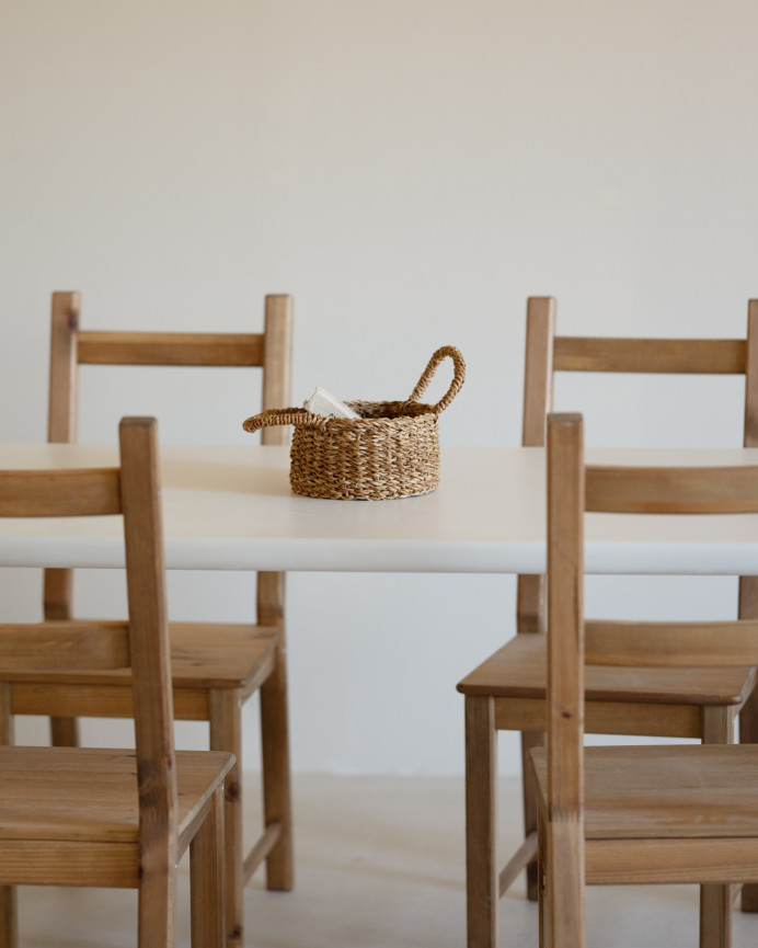 Tavolo da pranzo rettangolare con effetto bianco sporco opaco e gambe in legno di pioppo in varie dimensioni.