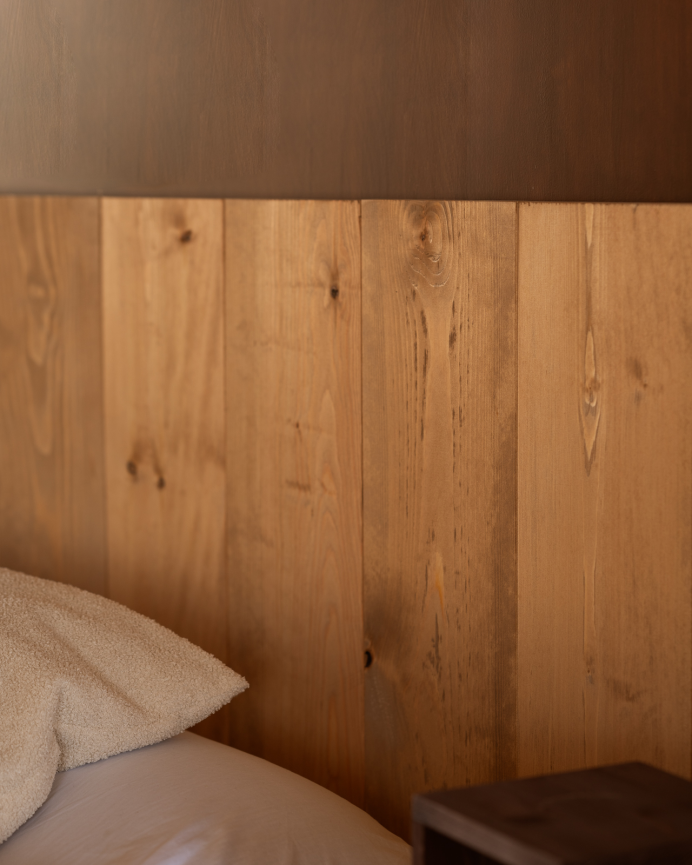 Testata di letto in legno massello in tonalità di rovere medio in diverse misure