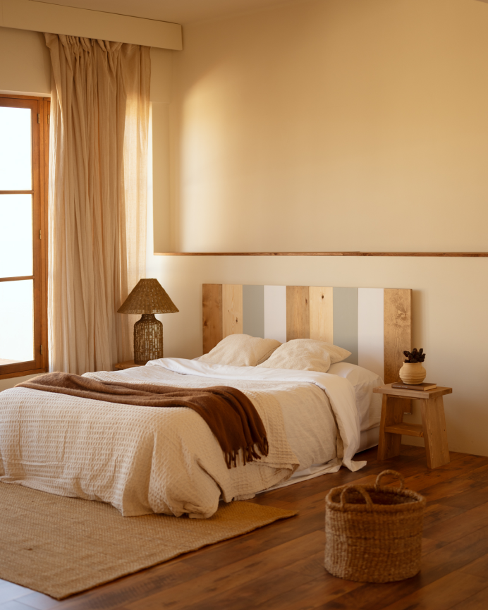 Testata di letto in legno massello combinata in diverse tonalità e misure.
