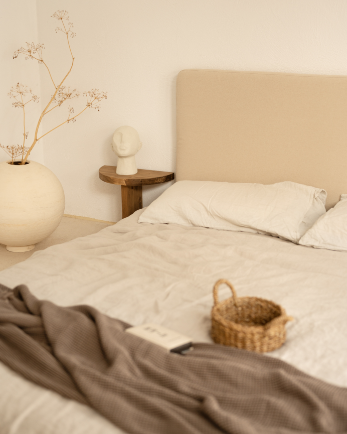 Pack de 2 comodini sospesi in legno massello tono rovere scuro da 27x40cm