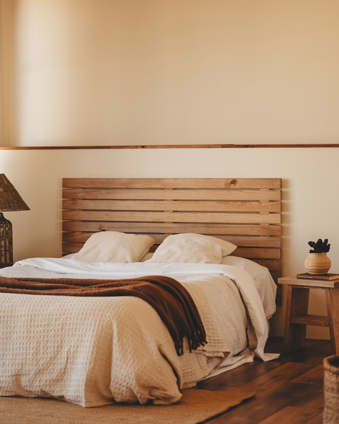 Testata di letto in legno massello in tonalità di rovere scuro in diverse misure