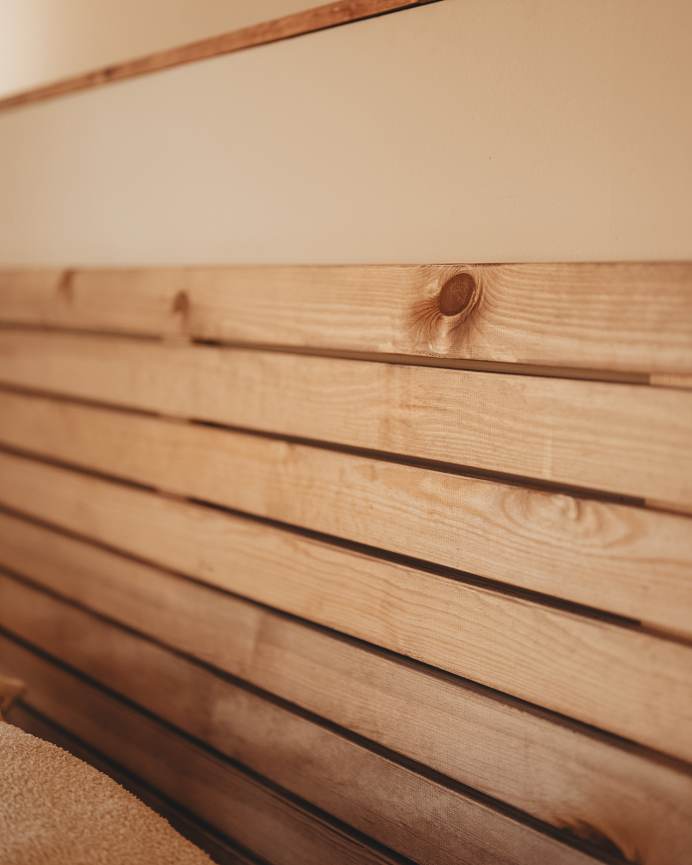 Testata di letto in legno massello in tonalità di rovere scuro in diverse misure