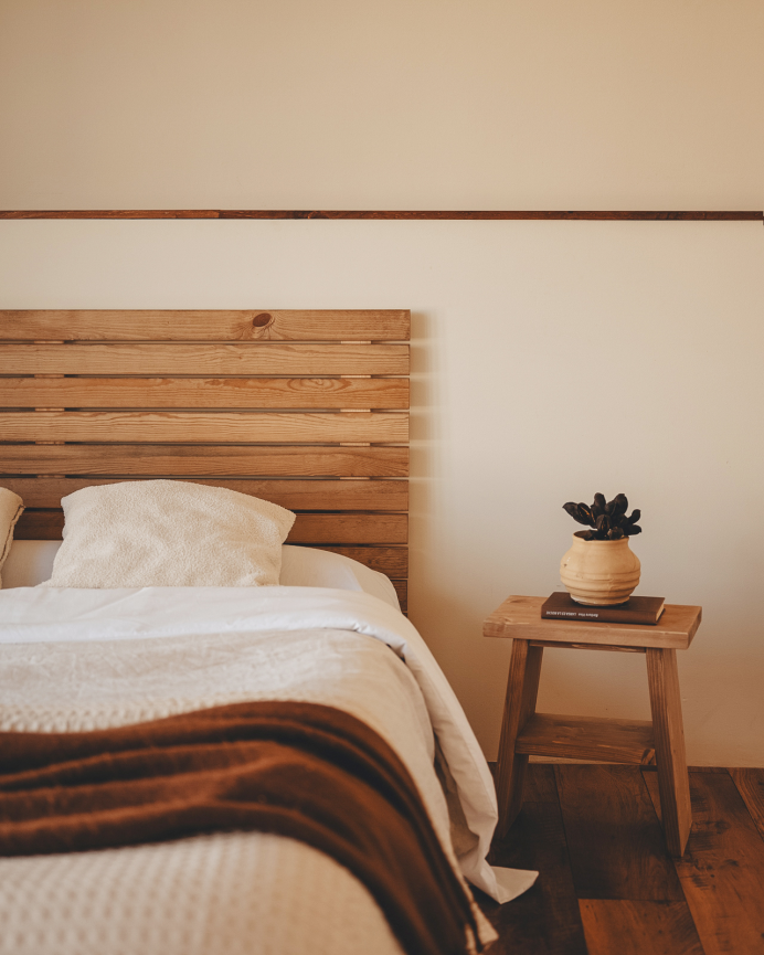 Testata di letto in legno massello in tonalità di rovere scuro in diverse misure