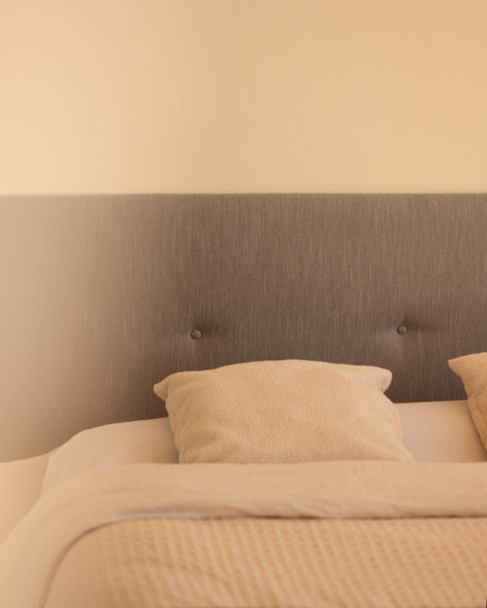 Testiera imbottita in poliestere con bottoni in colore grigio in diverse misure