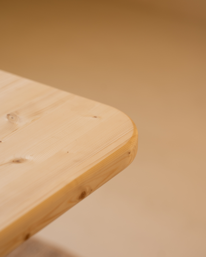 Tavoli da pranzo in legno massiccio in tonalità naturale di varie dimensioni