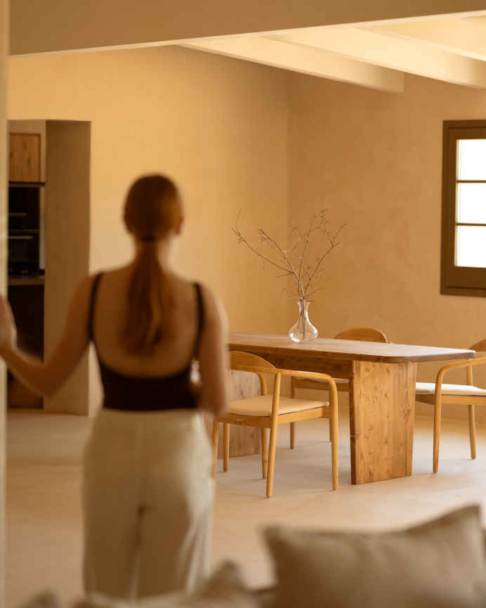 Tavoli da pranzo in legno massiccio in tonalità rovere scuro di varie dimensioni