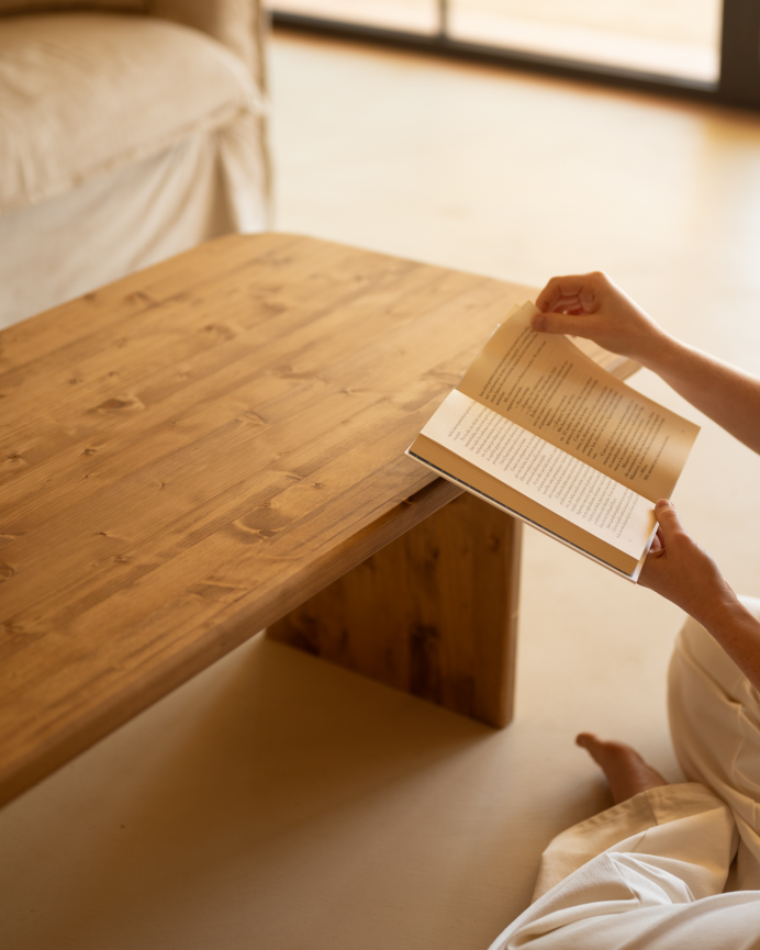 Tavolin in legno massello in tonalità rovere scuro in varie dimensioni