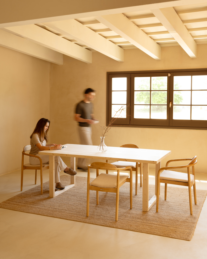 Tavoli da pranzo in legno massiccio in tonalità naturale di varie dimensioni