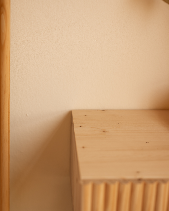 Pack di 2 comodini sospesi in legno massello tono rovere medio da 40cm