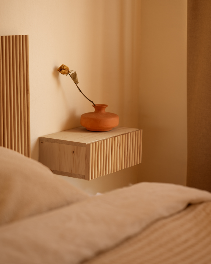 Comodino flottante in legno massello di rovere medio di 40cm
