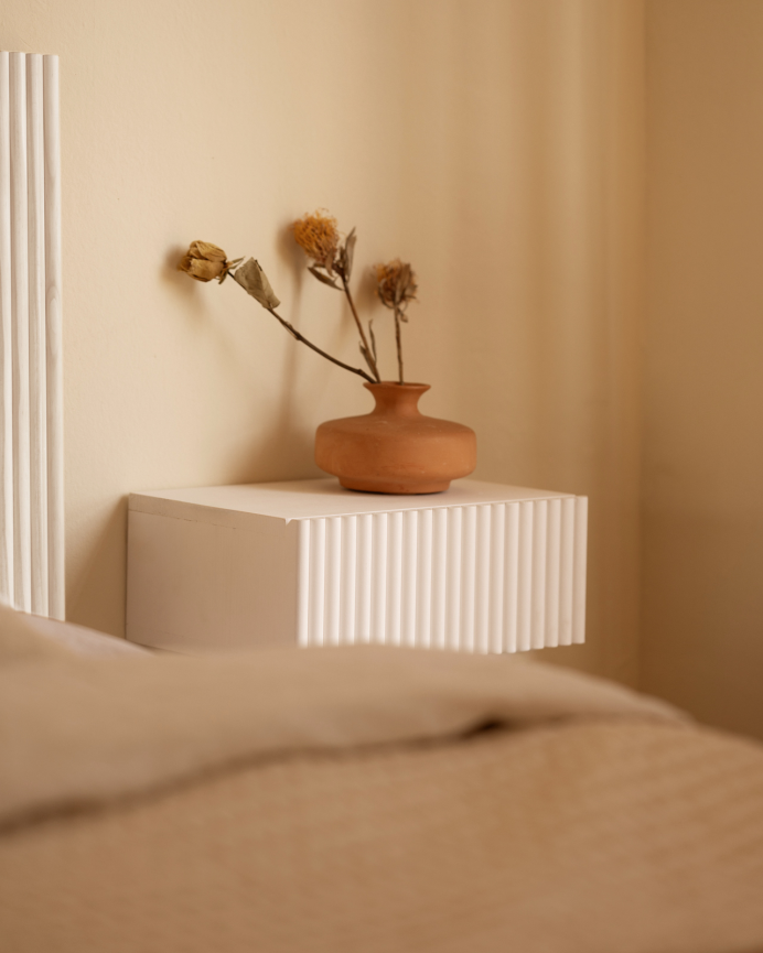 Comodino flottante in legno massello bianco di 40cm