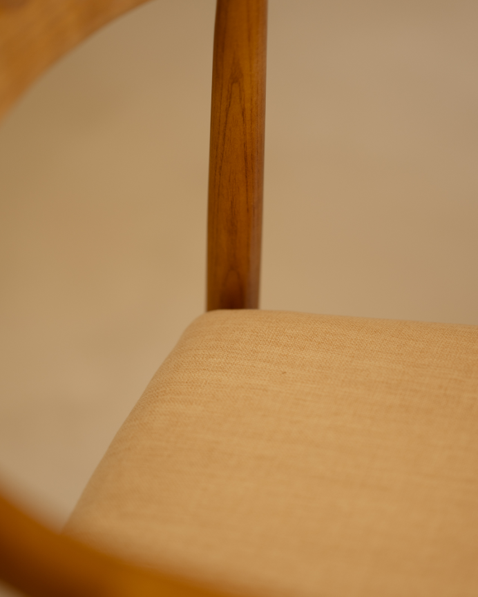 Sedia in legno di olmo in tonalità rovere scuro y seduta imbottita colore beige di 78x58cm