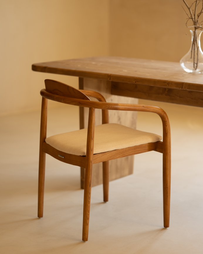 Sedia in legno di olmo in tonalità rovere scuro y seduta imbottita colore beige di 78x58cm