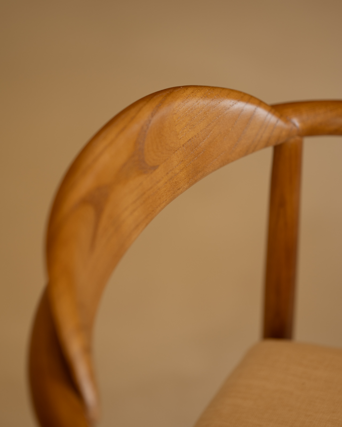 Sedia in legno di olmo in tonalità rovere scuro y seduta imbottita colore beige di 78x58cm