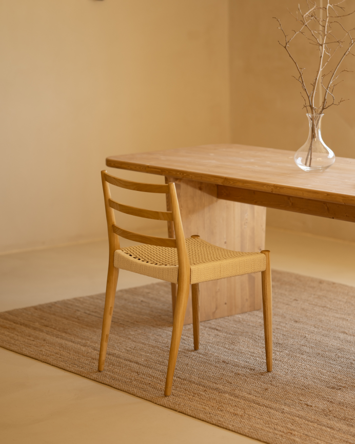 Sedia in legno di olmo e seduta in corda intrecciata in tonalità bianca di 80x47cm