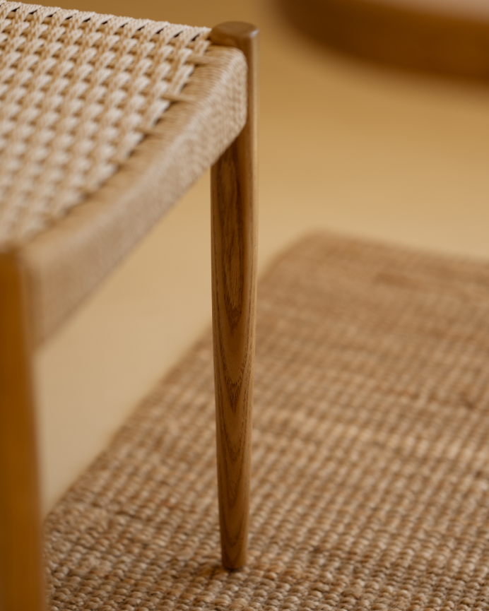 Sedia in legno di olmo e seduta in corda intrecciata in tonalità bianca di 80x47cm
