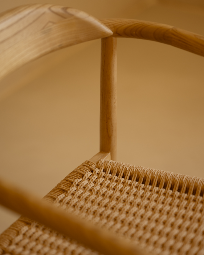 Sedia in legno di olmo e seduta in corda intrecciata in tonalità naturale di 78x58cm