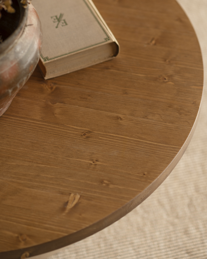 Tavolino rotondo in legno massello colore rovere scuro e piede in microcemento colore terra di 80x33cm