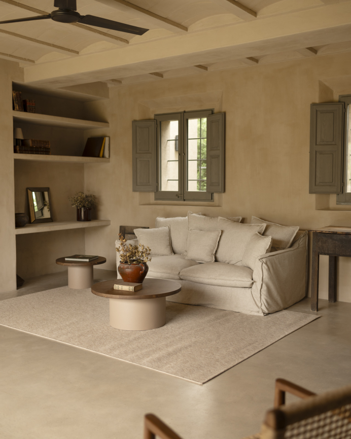 Tavolino rotondo in legno massello colore rovere scuro e piede in microcemento colore terra di 80x33cm