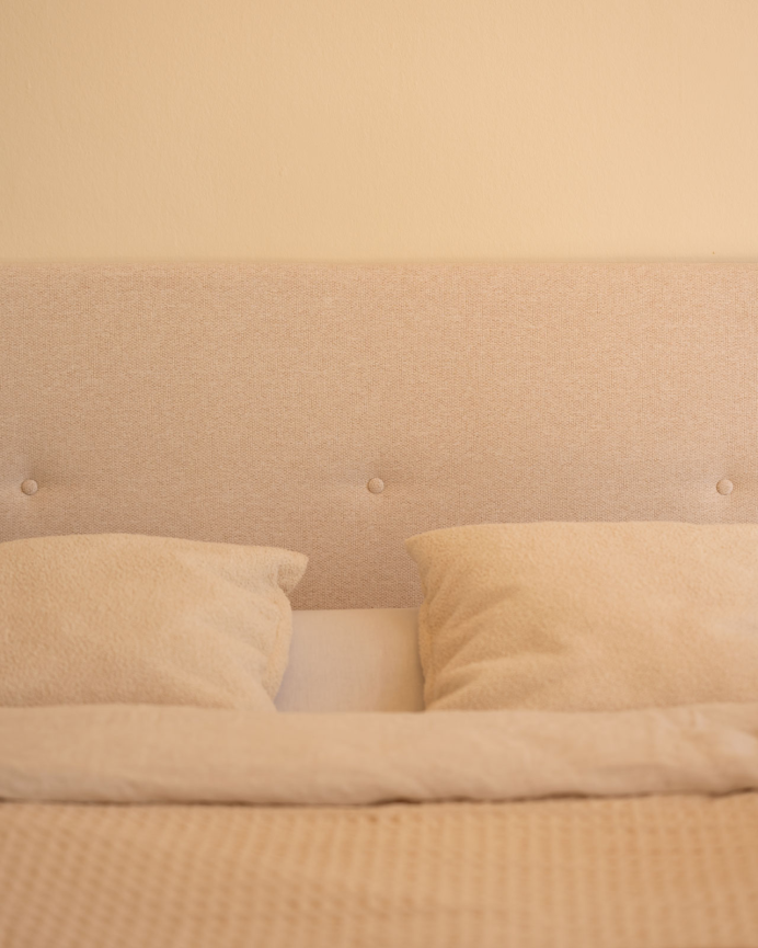 Testiera imbottita in poliestere con bottoni in color beige in diverse misure