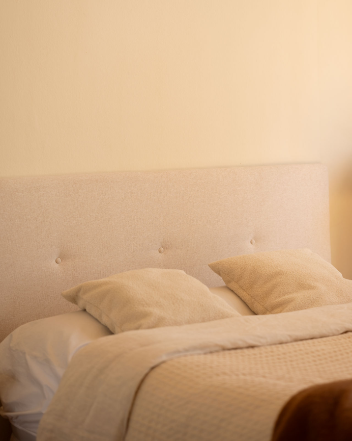Testiera imbottita in poliestere con bottoni in color beige in diverse misure