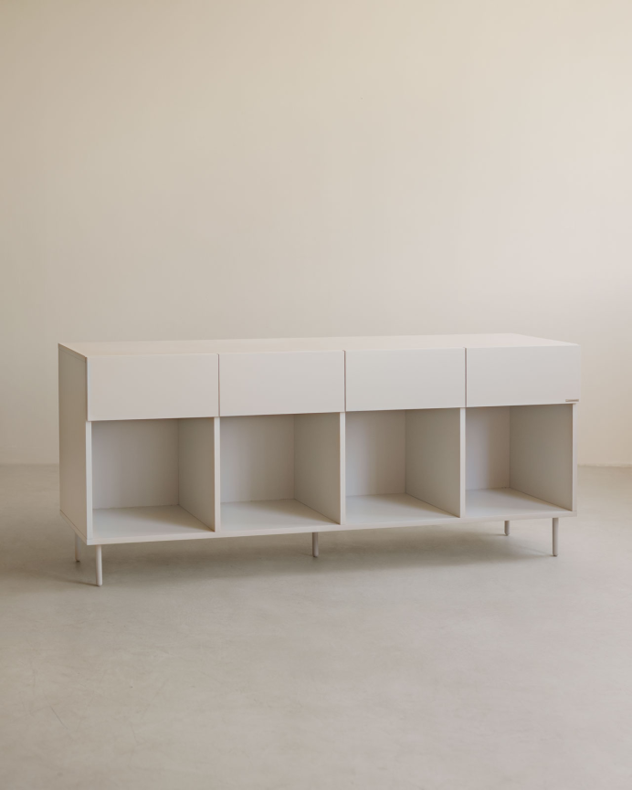 Credenza con 4 cassetti laccato in tonalità sabbia di 176x40cm