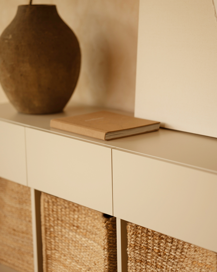 Credenza con 4 cassetti laccato in tonalità sabbia di 176x40cm