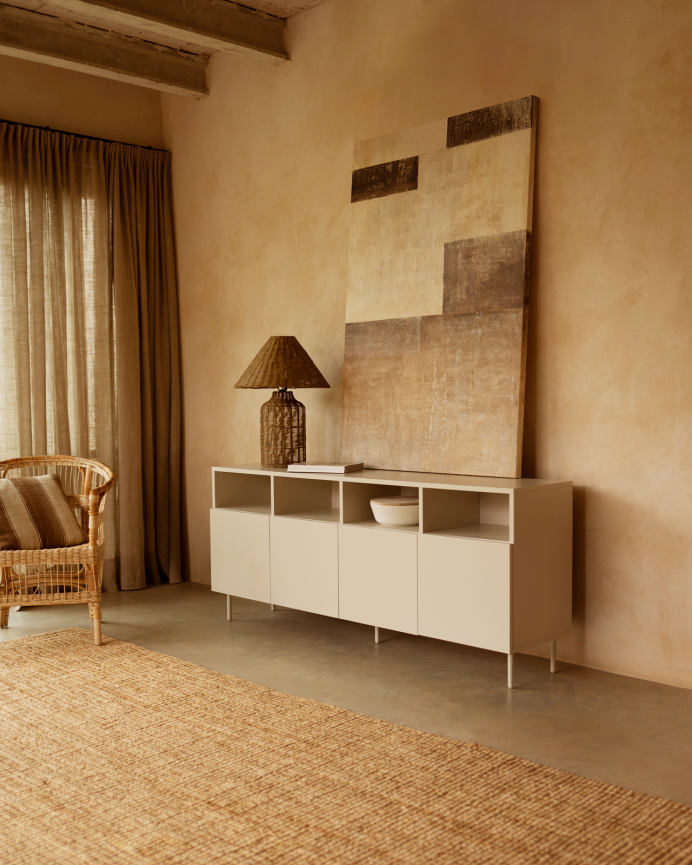 Credenza con 4 ante laccato in tonalità sabbia di 176x40cm