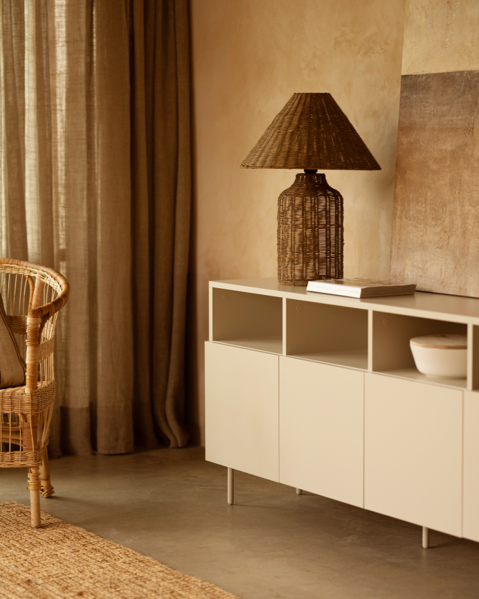 Credenza con 4 ante laccato in tonalità sabbia di 176x40cm