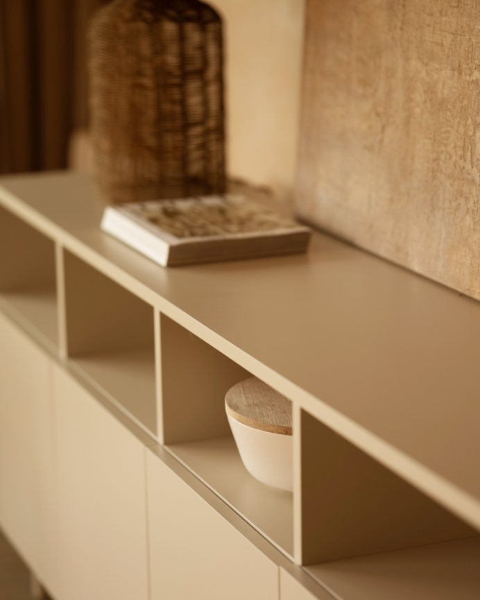 Credenza con 4 ante laccato in tonalità sabbia di 176x40cm