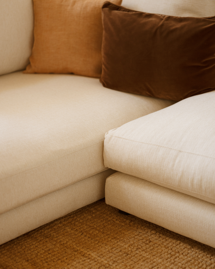 Divano con chaise longue sinistro tonalità bianco rotto in diverse misure