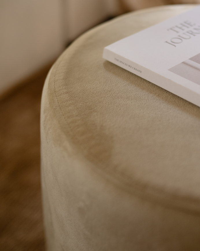 Pouf in tono beige 44x42cm