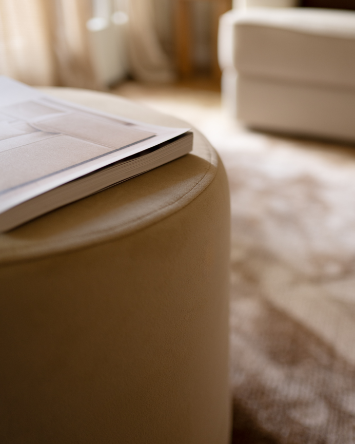 Pouf in tono beige 44x42cm