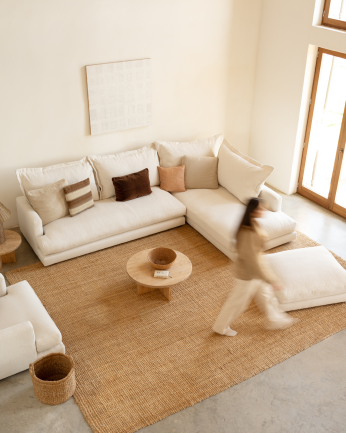 Divano con chaise longue destro tonalità bianco rotto in diverse misure