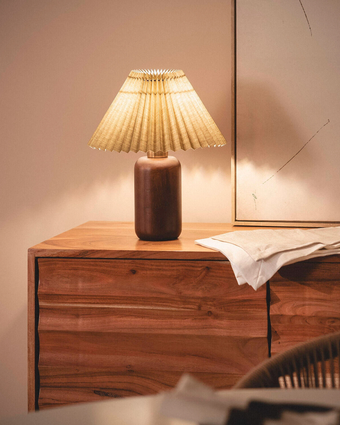 Lampada da tavolo di legno e tessuto kaki di 35cm