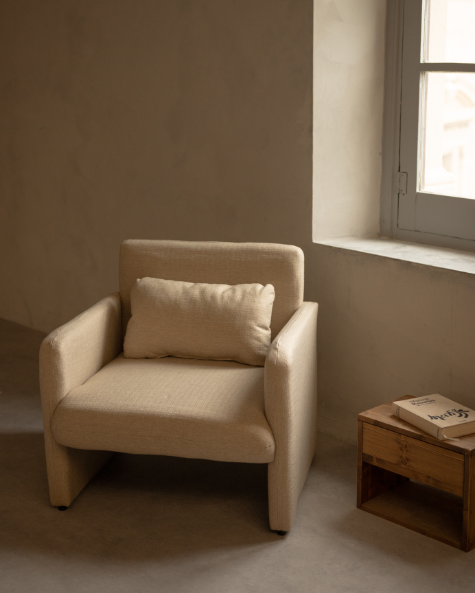 Poltrona rivestita in tessuto beige 75x79cm