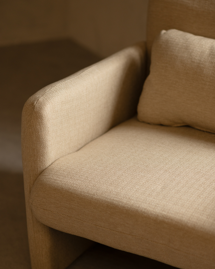 Poltrona rivestita in tessuto beige 75x79cm