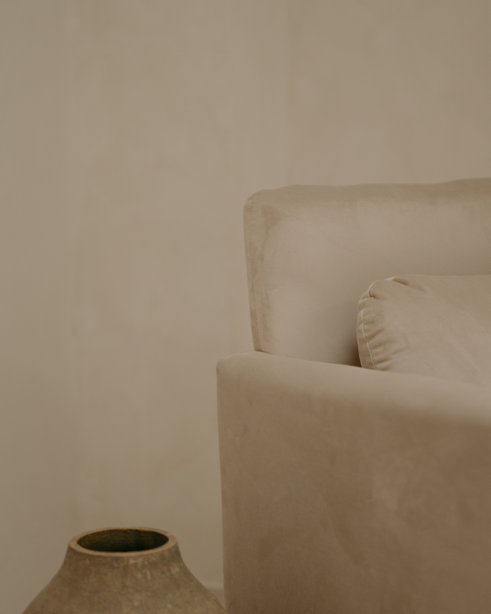 Poltrona rivestita in velluto beige 75x79cm