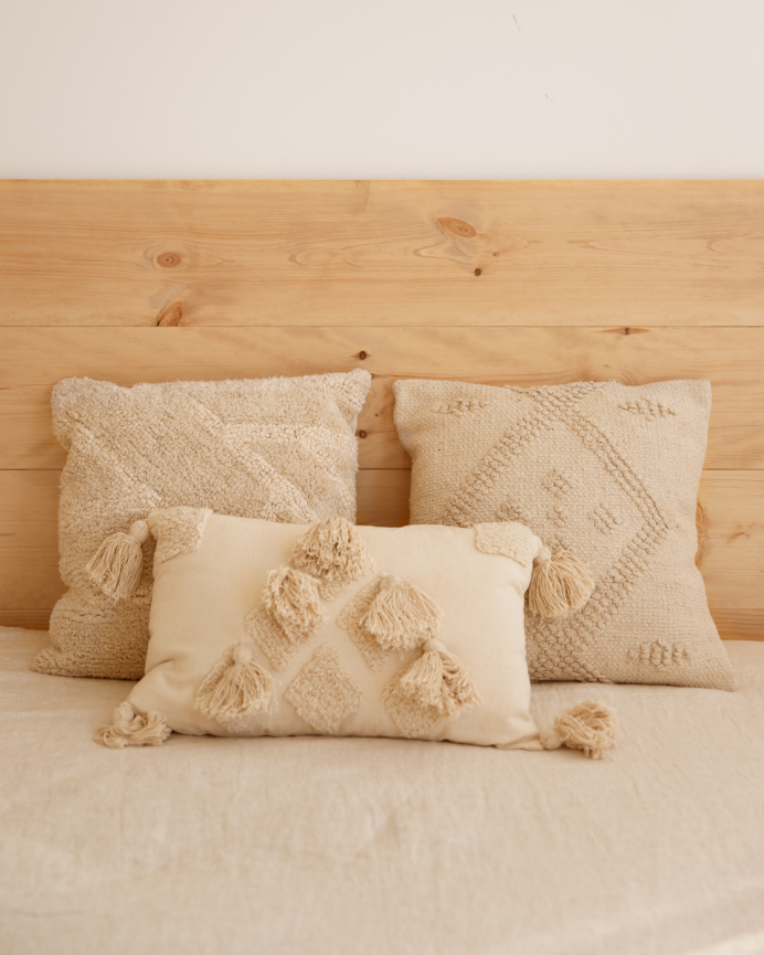 Testata di letto in legno massello in tonalità quercia media disponibile in diverse misure