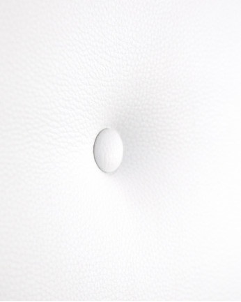 Cabeceira estofada em couro sintético com botões brancos em vários tamanhos